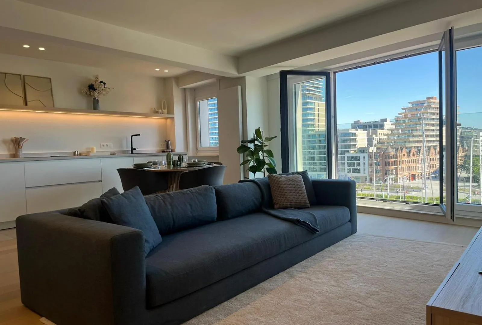 Luxury Apartment With Marina View And Free Parking