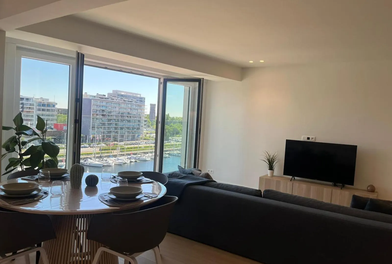 Luxury Apartment With Marina View And Free Parking