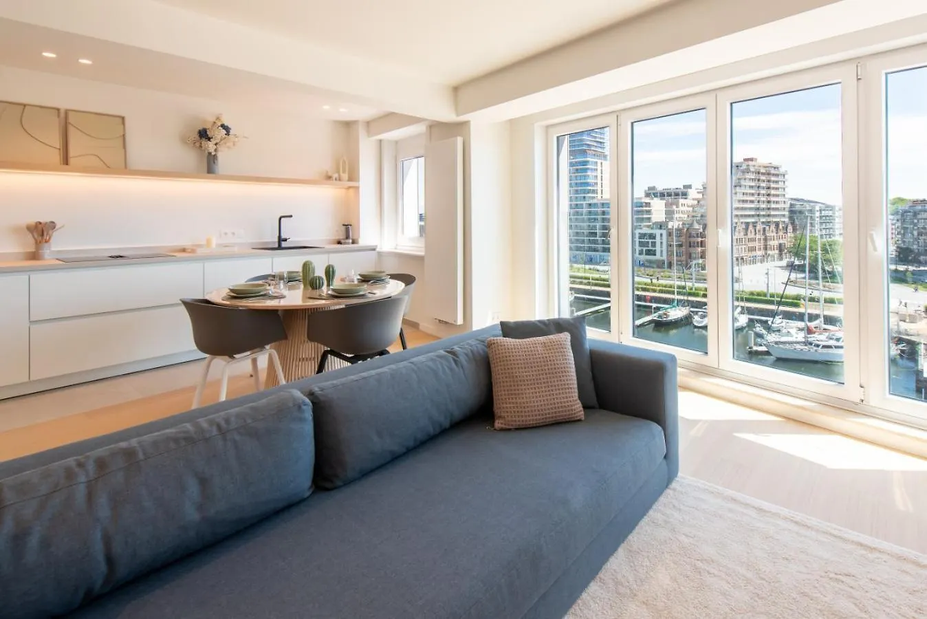Luxury Apartment With Marina View And Free Parking