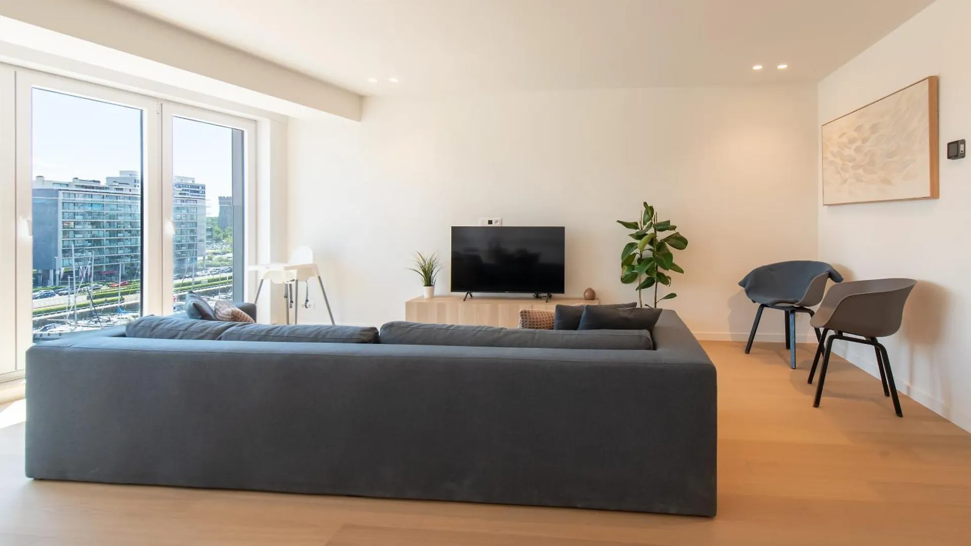 Luxury Apartment With Marina View And Free Parking
