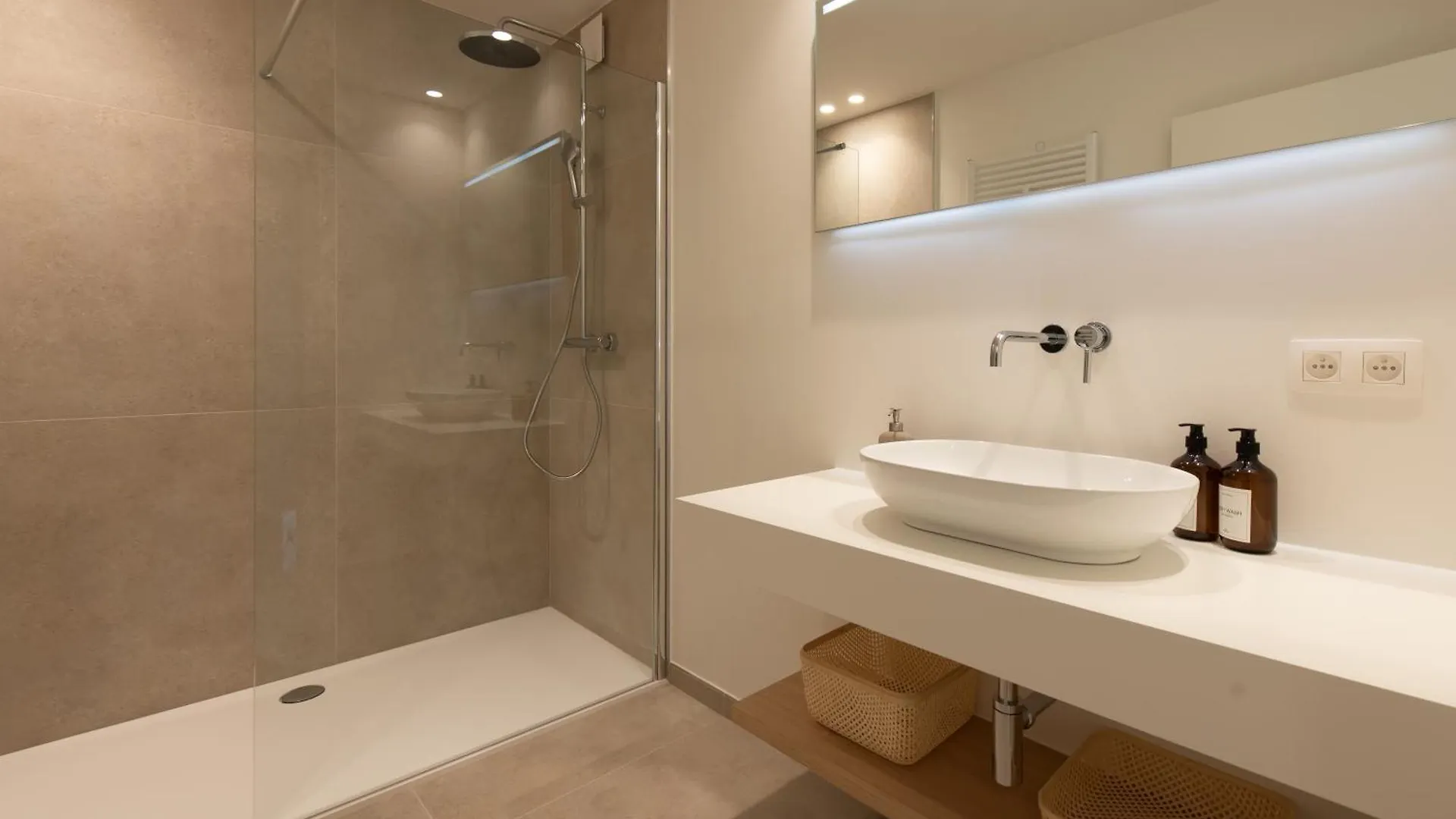Luxury Apartment With Marina View And Free Parking